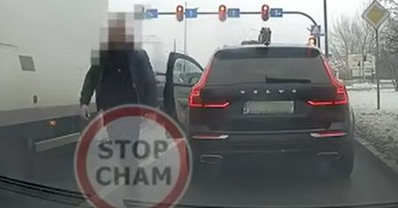 Nie wpuścił go na pas. Sceny na drodze. Aż wyszedł z auta