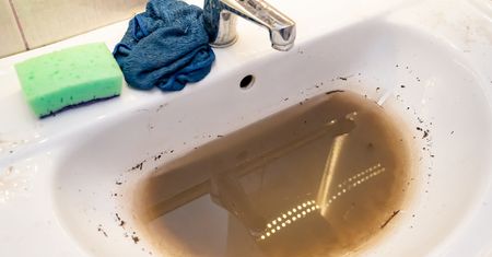 Wsyp do umywalki i zalej wrzątkiem. Domowa "płukanka" wyżre gnijące resztki