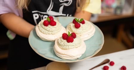 Odkryj bezę Pavlova na nowo. Jeden modny dodatek zmienia wszystko