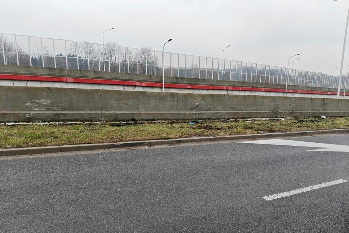 Kierująca citroenem uderzyła w betonową barierę na łuku jezdni