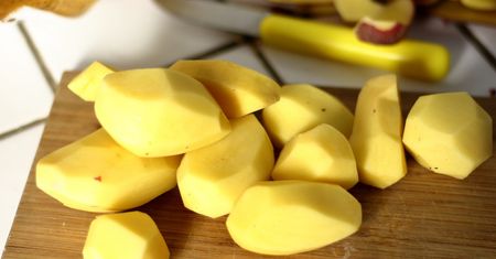 Już nie obieram codziennie ziemniaków. Patent ze słoikiem ułatwił mi gotowanie
