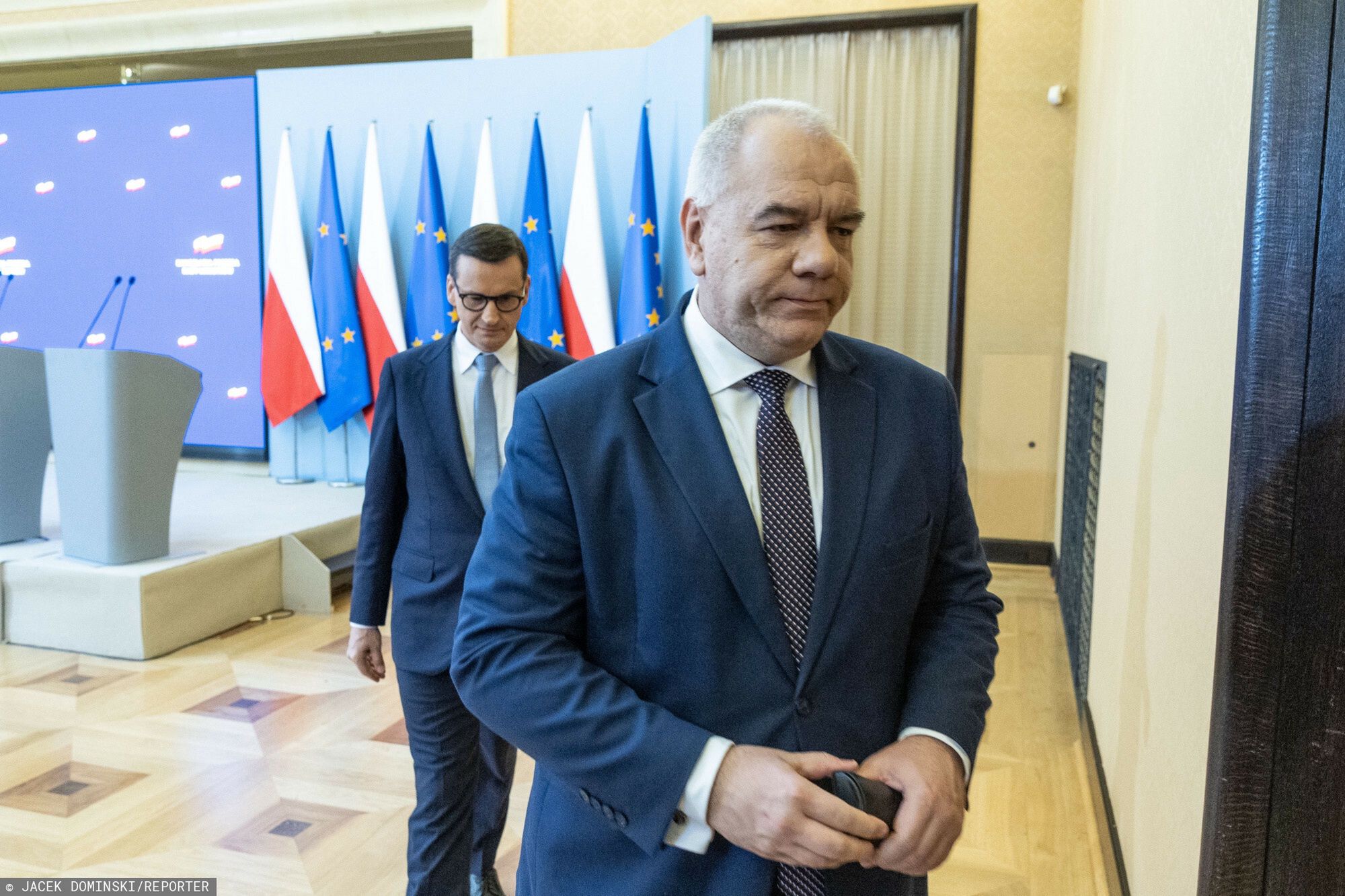 Konferencja premiera Mateusza Morawieckiego i ministr�w
11.10.2022 Warszawa Konferencja premiera Mateusza Morawieckiego, ministra aktywow panstwowych Jacka Sasina, minister srodowiska Anny Moskwy i ministra rozwoju i technologii Waldemara Budy 
fot. Jacek Dominski/REPORTER
n/z: Mateusz Morawiecki, Jacek Sasin
Jacek Dominski/REPORTER