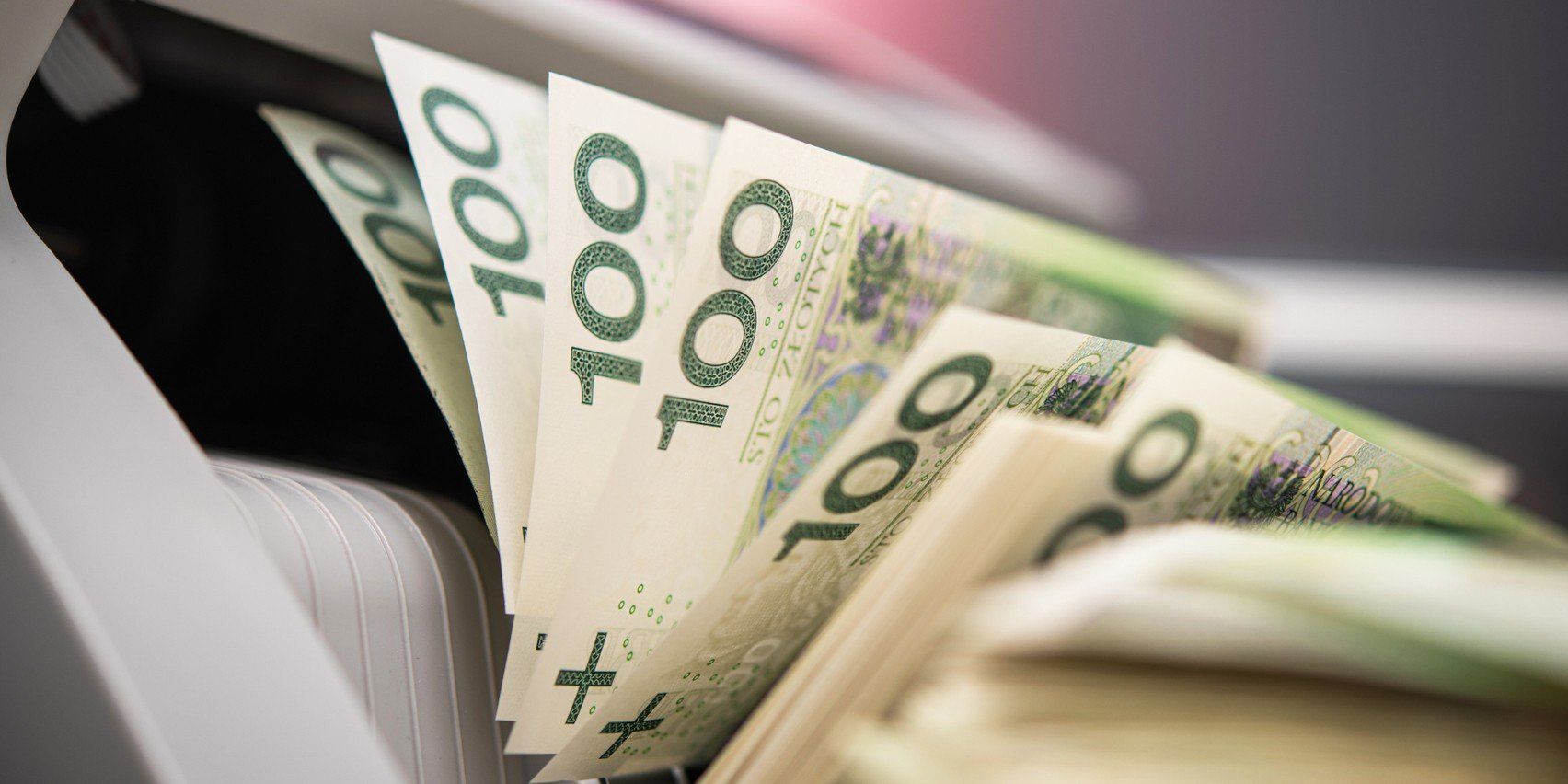 Banki zgłaszają nie tylko pojedyncze transakcje o wartości 65 tys. złotych (15 tys. euro), ale także te, które po zsumowaniu miesięcznych przelewów mogą przekroczyć ten limit. 