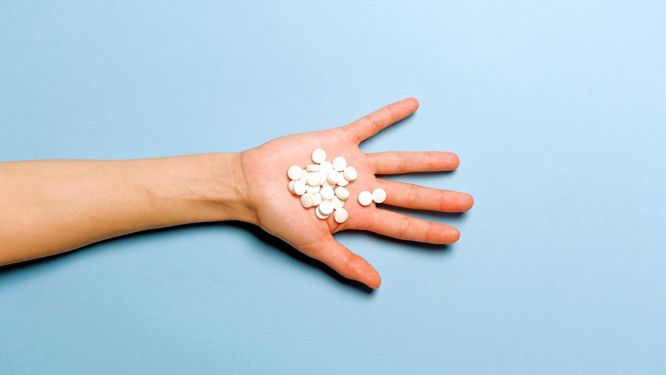 MDMA, extasy, Molly - te wszystkie nazwy odnoszą się do popularnego narkotyku rekreacyjnego, który również ma swoje zastosowanie w psychoterapii i występuje przeważnie w postaci tabletek.