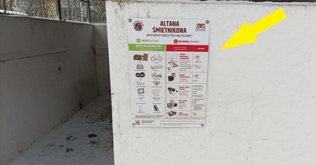 "W głowie się nie mieści". Ta tablica zawisła na śmietniku pod blokiem