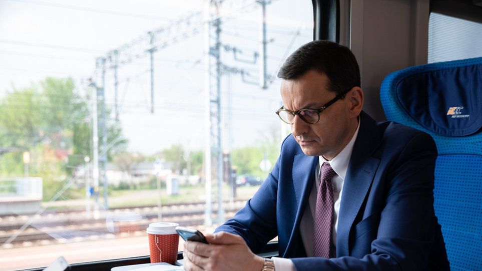 Premier Mateusz Morawiecki zapowiada obniżenie cen biletów na kolei