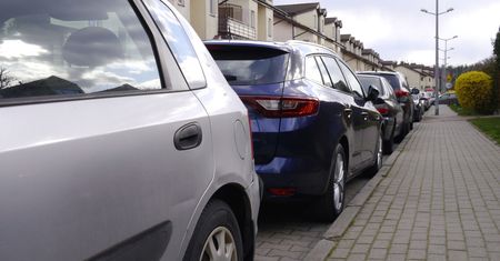 "Nie mamy gdzie parkować". Deweloper sprzedał parking na osiedlu