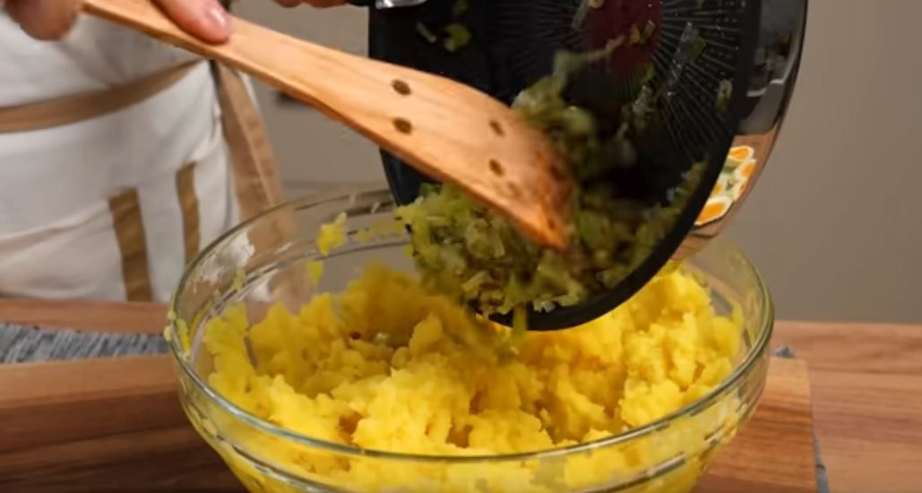 Przygotowanie zapiekanki ziemniaczanej - Pyszności; Foto: kadr z materiału na kanale YouTube Frische Rezepte