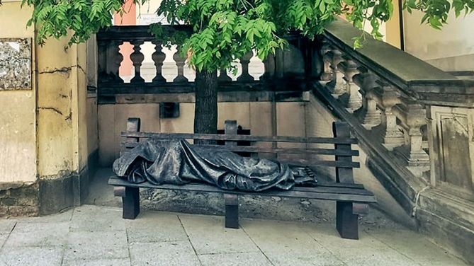 Rzeźba Bezdomnego Jezusa w Warszawie