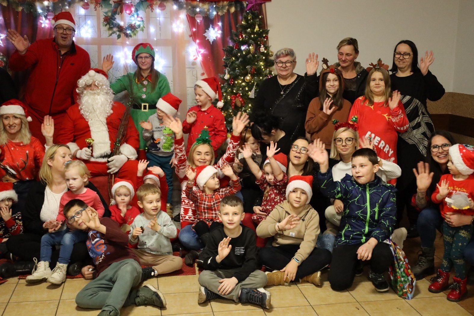 I choć Święty Mikołaj w grudniu jest bardzo zapracowany, to w poniedziałek, 8 grudnia znalazł czas dla najmłodszych mieszkańców Marszewa. Zanim przybył na swoich saniach, dzieci musiały mu swoim śpiewem i tańcem wskazać drogę do sali wiejskiej.