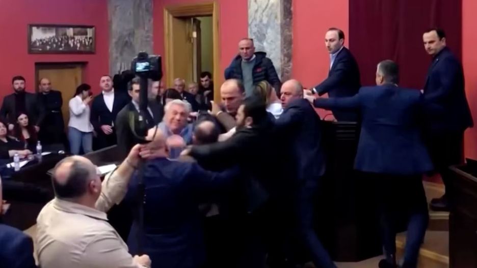 Bójka w gruzińskim parlamencie
