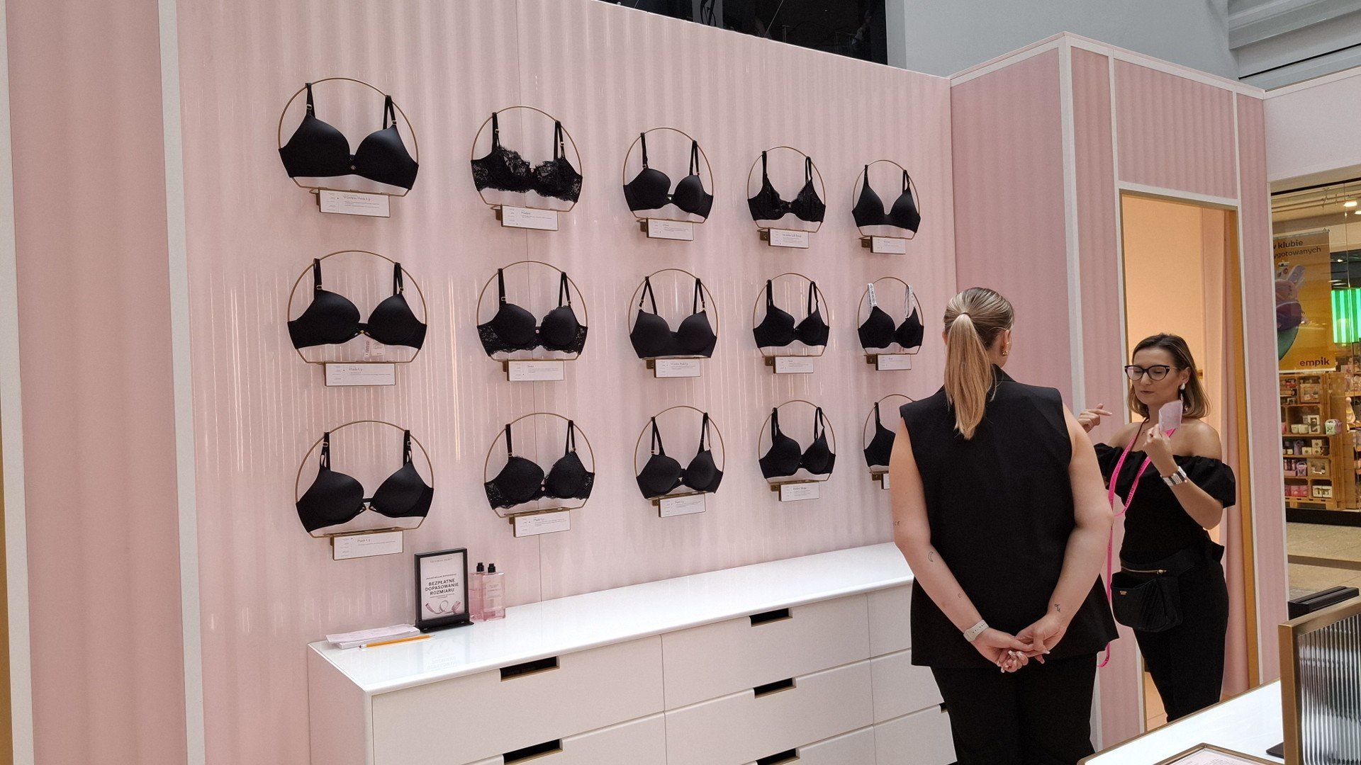 Pup-up store Victoria&#39;s Secret w Krakowie