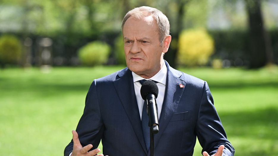 Warszawa, 09.04.2024. Premier Donald Tusk podczas konferencji prasowej po posiedzeniu rządu przed siedzibą KPRM w Warszawie, 9 bm. Rząd przyjął projekt ustawy o wspieraniu rodziców w aktywności zawodowej oraz w wychowaniu małego dziecka "Aktywny rodzic". (jm) PAP/Radek Pietruszka