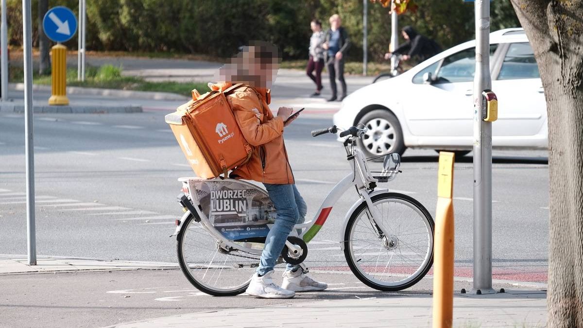 Dostawca Pyszne na miejskim rowerze