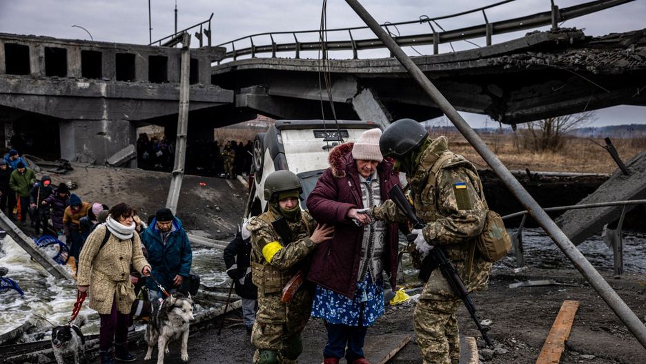 Wojna w Ukrainie. Możliwy szturm na stolicę. Na fot. ewakuacja cywilów z miasta Irpień pod Kijowem