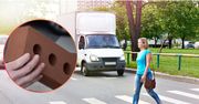 Rozłożyli cegły przy przejściu dla pieszych. Powód daje do myślenia