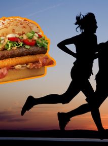 Ile trzeb przebiec, żeby spalić zestaw z Burgerem Drwala? Ten influencer to sprawdził