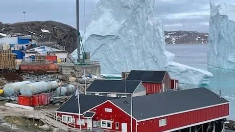 Góra lodowa w porcie