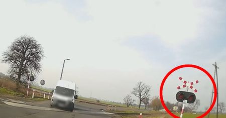 Wjechał tuż przed pędzącym pociągiem. Nagranie z przejazdu kolejowego