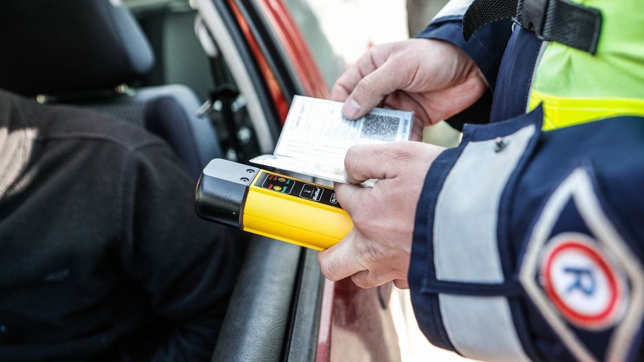 15.02.2017 RZESZOW POLICJA AKCJA TRZEZWY PORANEK ALKOMAT BADANIE TRZEZWOSCI KIEROWCOW FOT KRZYSZTOF KAPICA