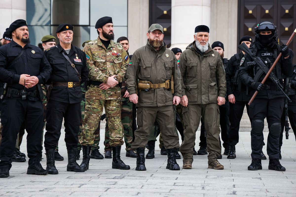 Ramzan Kadyrow ze swoją świtą w Groznym