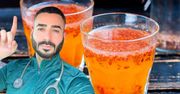 Gastrolog radzi pić codziennie. Ulga dla jelit i żołądka