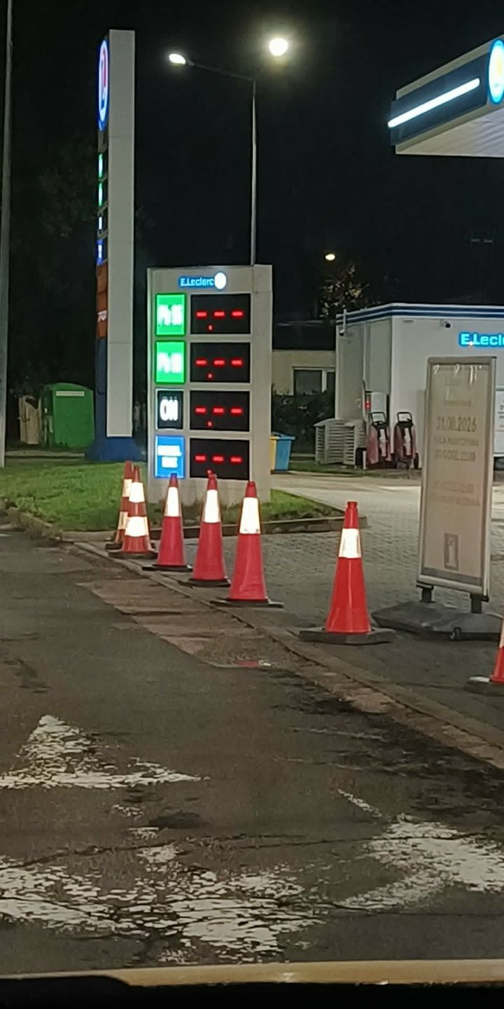Zamknięta stacja przy ul. Ciszewskiego w Warszawie