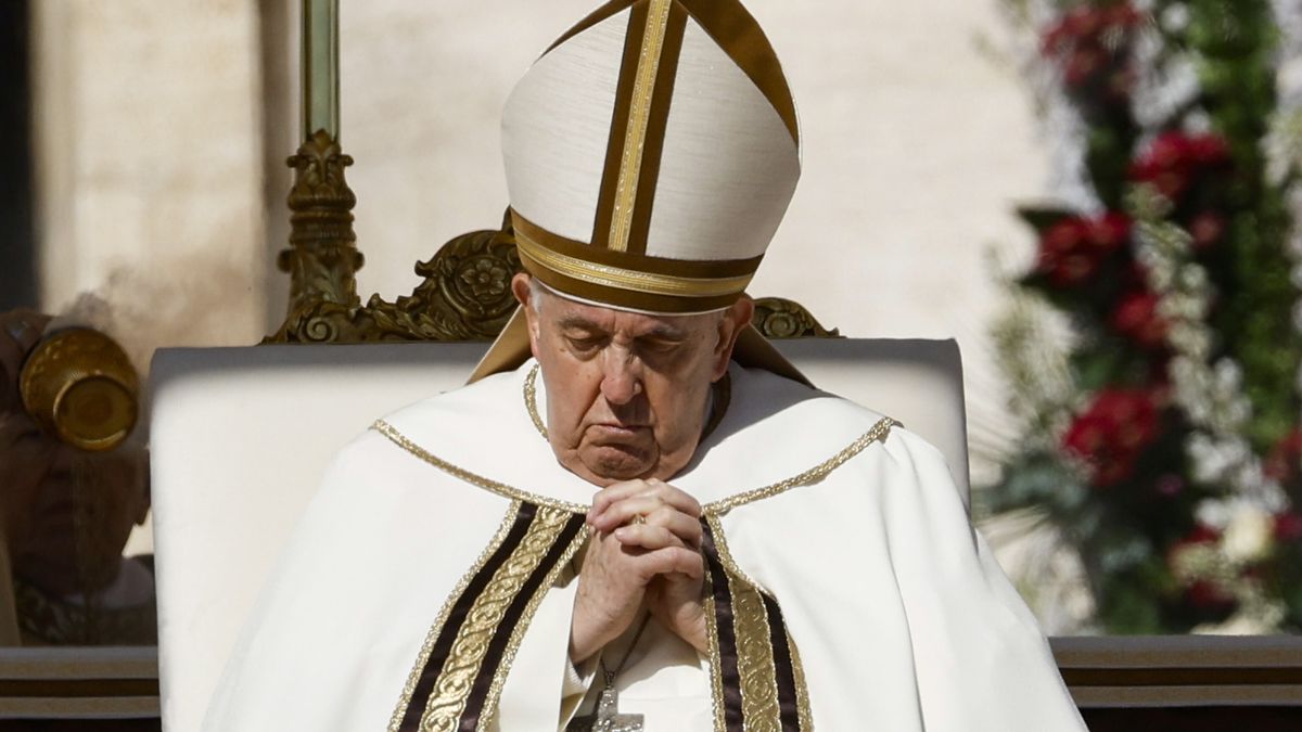 Papież Franciszek podczas mszy wielkanocnej na Placu św. Piotra