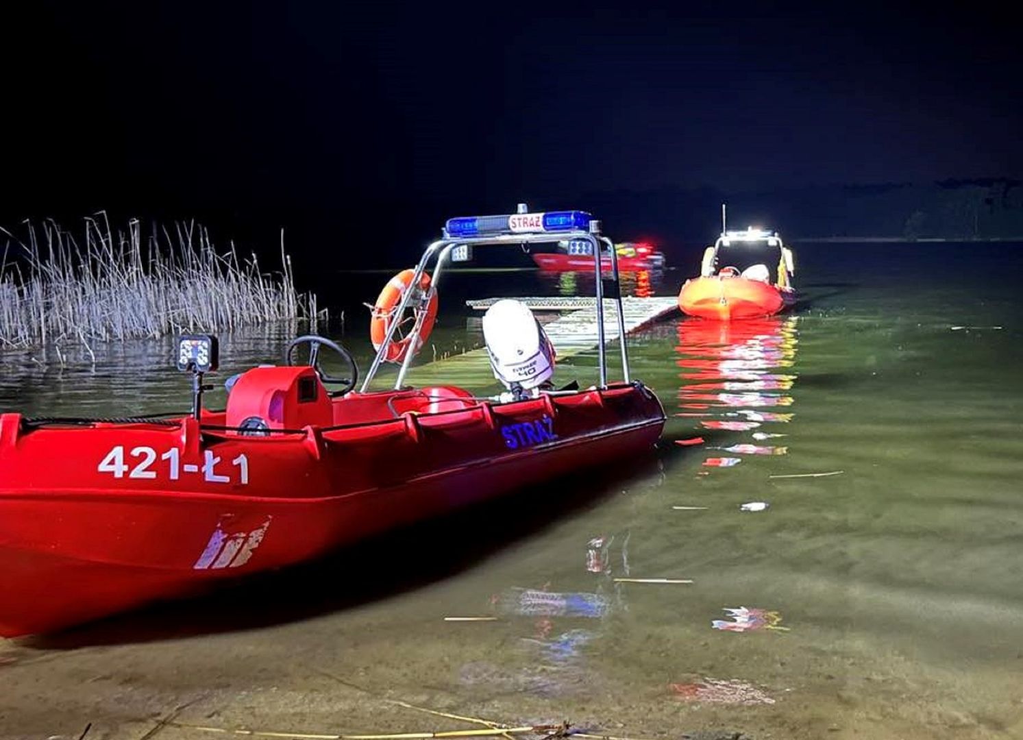 Trzy osoby wypadły z łódki. Tragedia nad jeziorem