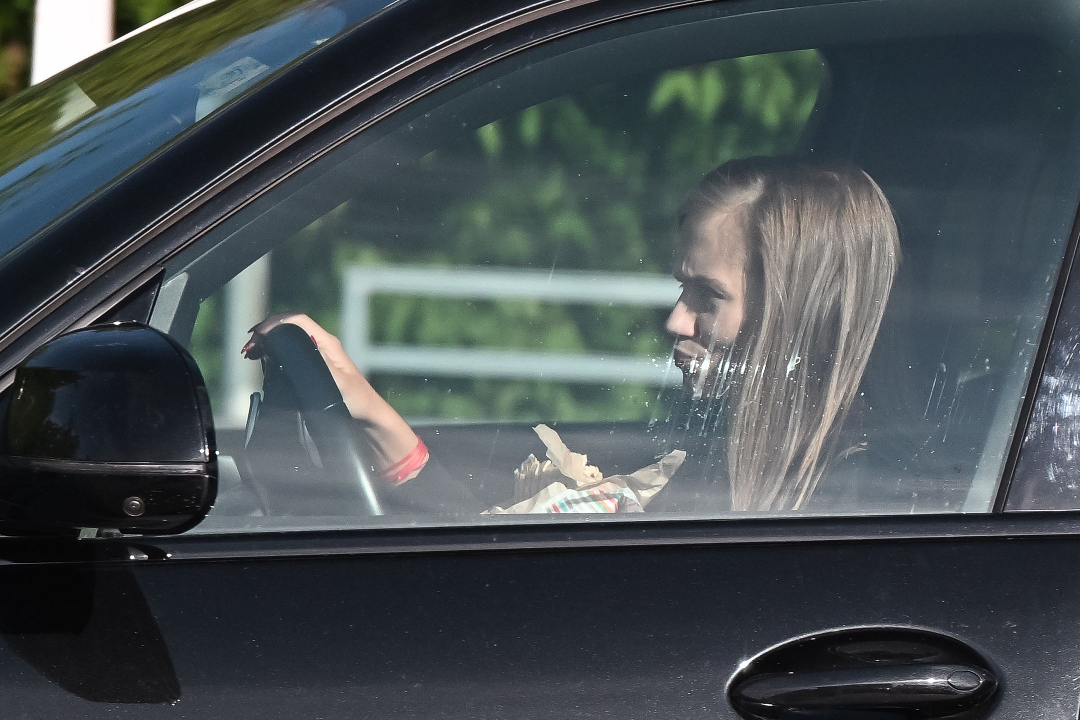 Agnieszka Kaczorowska zajada się kebabem