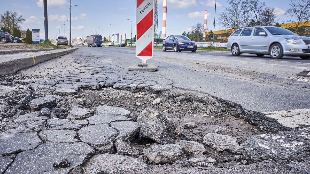21.04.2021 Lodz . Dziury w jezdni ulica Puszkina obok zakladu WhirlpoolFot. Marcin Stepien / Agencja Wyborcza.plFot. Marcin Stepien / Agencja Wyborcza.plslupki, slupek, pacholek, pacholki, latanie dziur, niebezpieczenstwo, nawierzchnia, asfalt