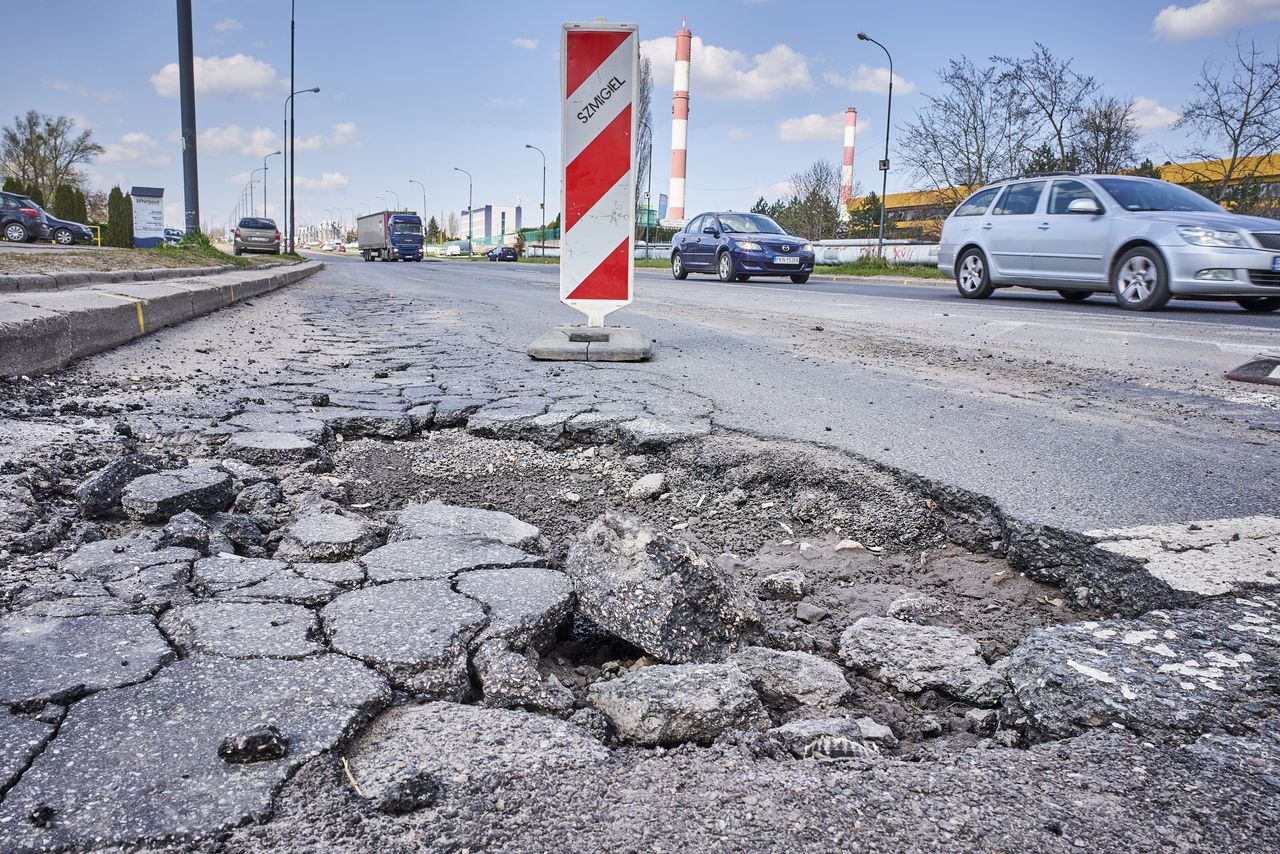 Wraca zmora polskich kierowców, ale też i samorządów. To będzie drogi "sezon dziur"