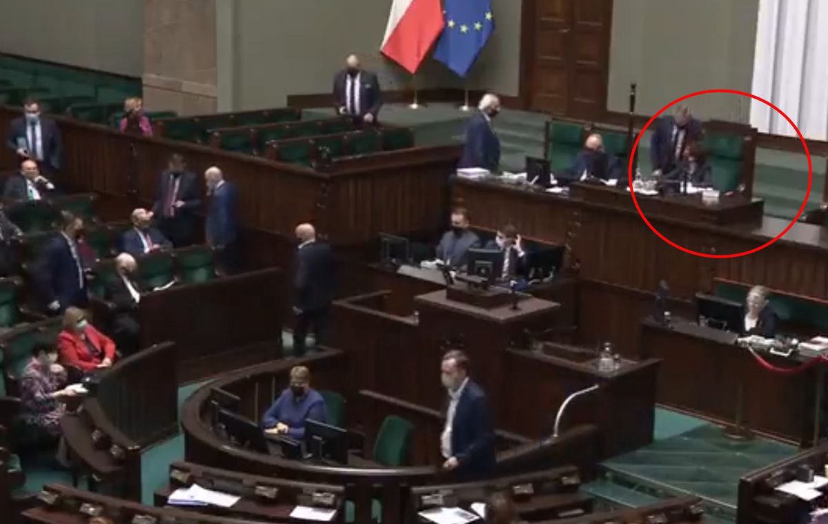 Nocna powtórka głosowania w Sejmie. Piotr Gliński przekazuje marszałek, że jest "prośba szefa"