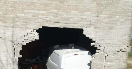 Wbił się autem w budynek gospodarczy. Groźny poranek w Stryczowicach