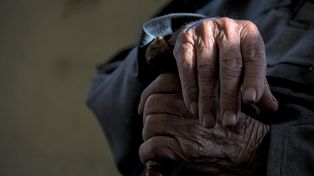 Wrocław: Opiekunka okradała 95-letniego seniora. Kobieta usłyszała 97 zarzutów