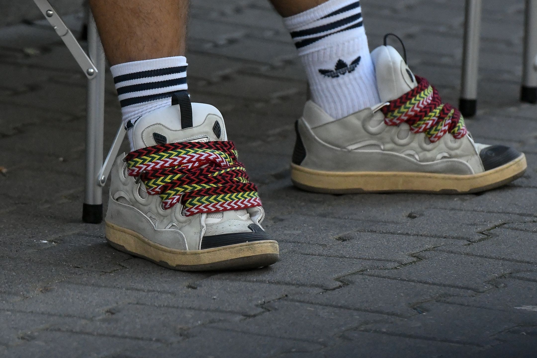 Allan Krupa widziany na ulicach Warszawy