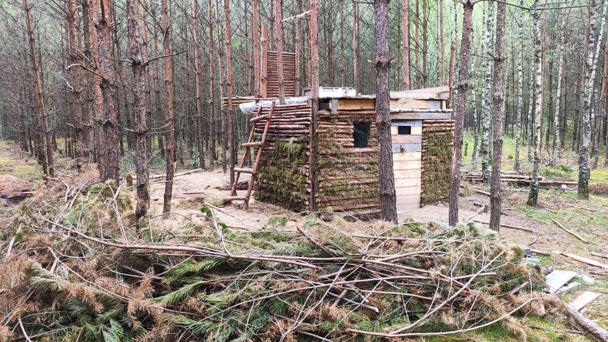 Szałasy w lesie w Nadleśnictwie Zielona Góra.