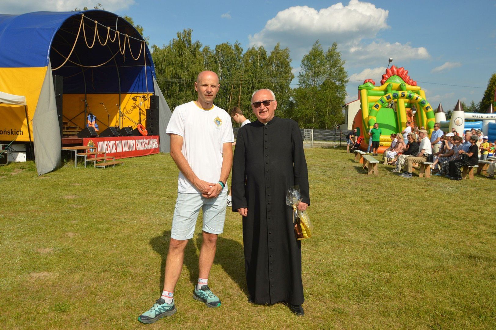 Piknik Parafialny na placu przy kościele MBNP zakończył Koneckie Dni Kultury Chrześcijańskiej. Na zdjęciu Wielki Rycerz Robert Frączyk i ksiądz proboszcz Tomasz Janicki