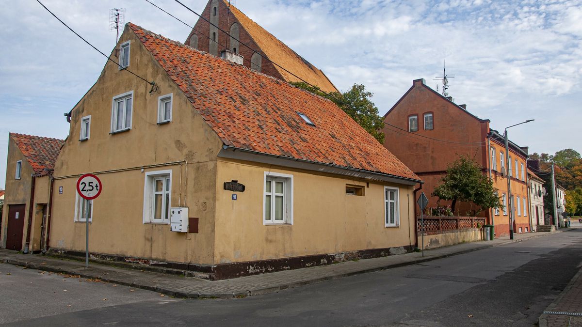 Stary dom, nieocieplony budynek, termomodernizacja, ocieplanie budynku