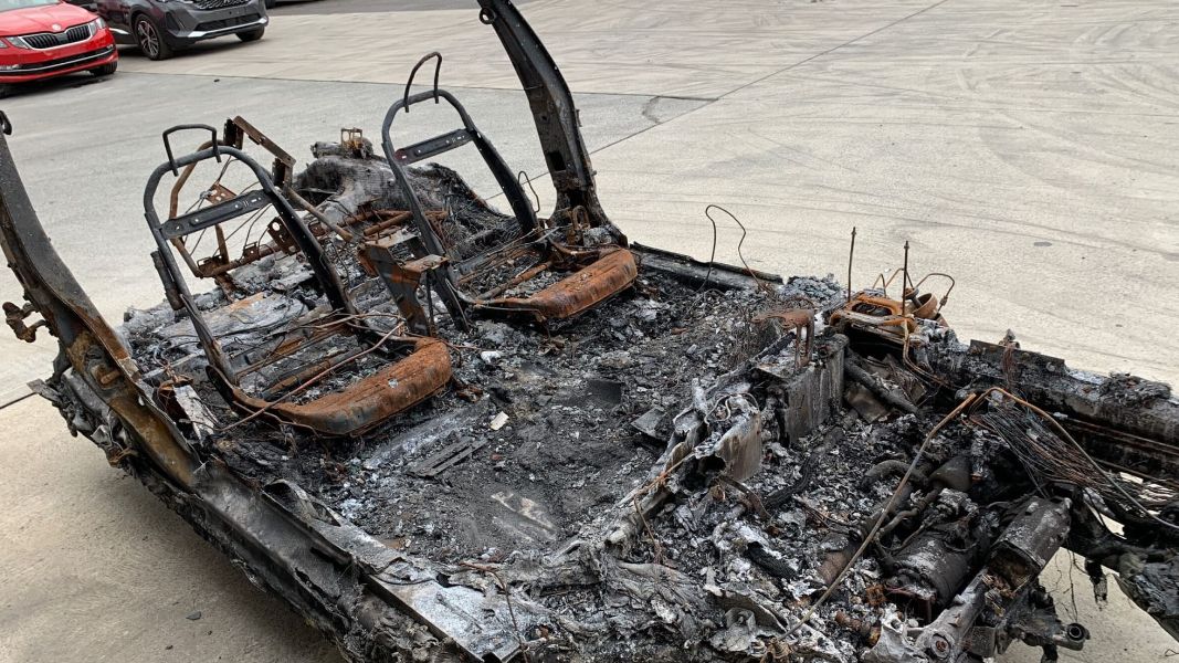 Zwęglona tesla czeka na chętnych do zakupu