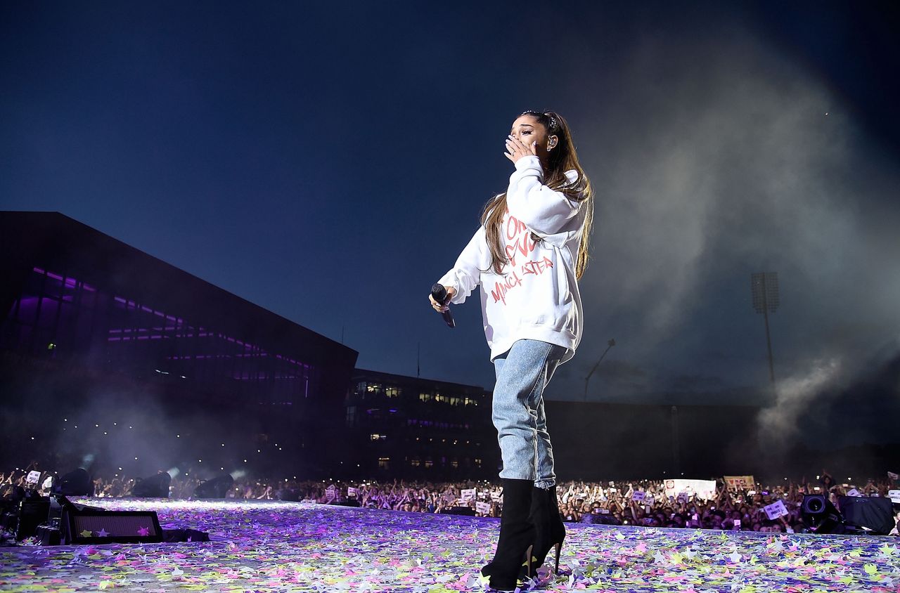 Ariana Grande podczas koncertu upamiętniającego ofiary zamachu