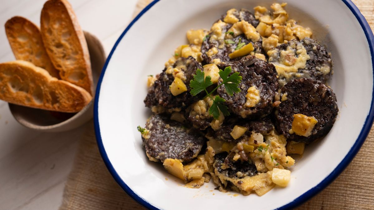 Jajecznica z kaszanką to pomysł na treściowe śniadanie 