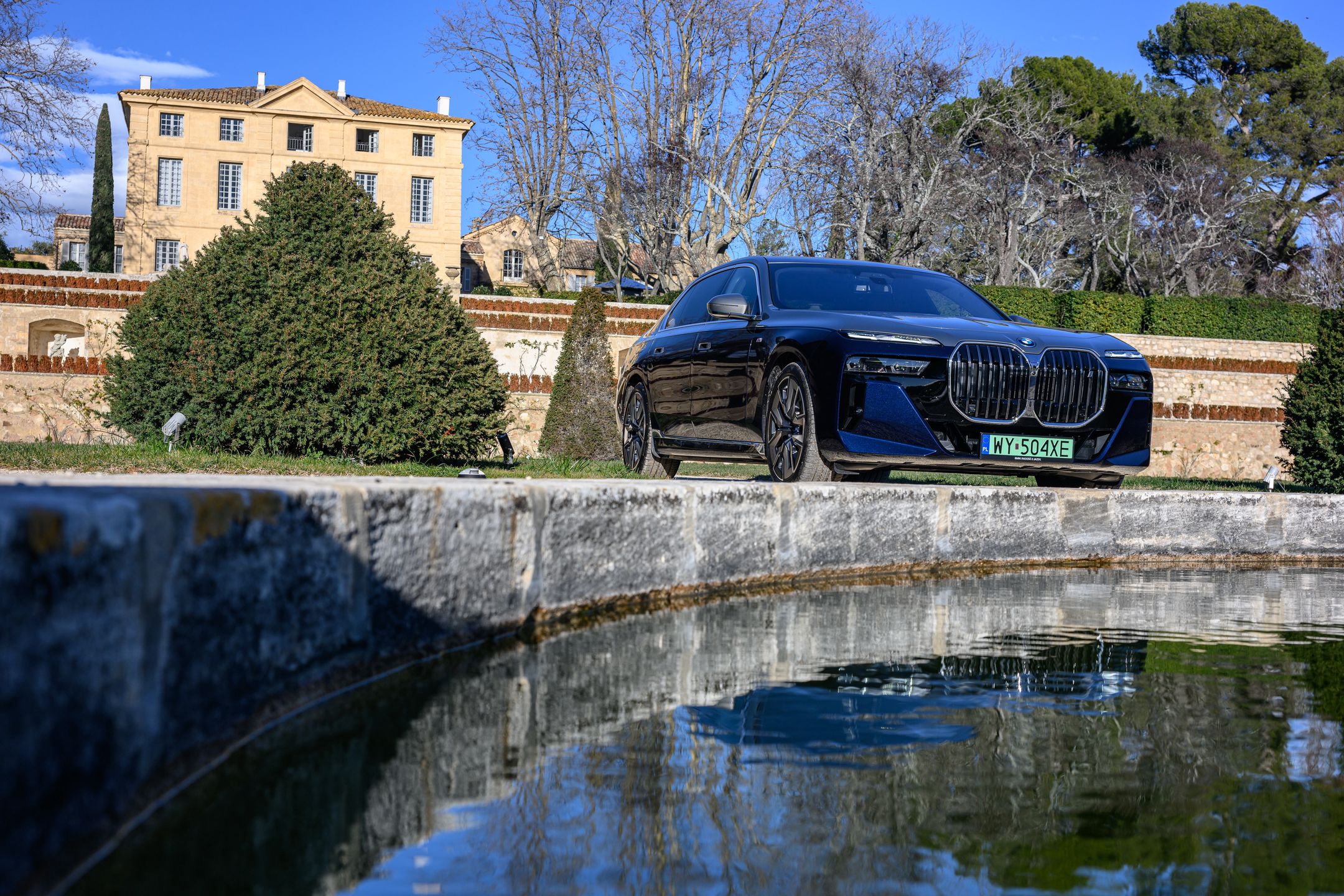 Przy okazji jazd testowych BMW pochwaliło się też wynikami za 2022 r. W Polsce zarejestrowano 23 tys. 796 aut tej marki, co daje jej blisko 30-proc. udział w rynku premium. Na te najbardziej luksusowe modele zdecydowało się 1395 klientów