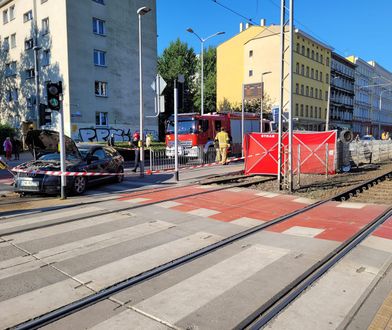 "Wyleciał w górę, koziołkował i uderzył w przystanek". Tragedia we Wrocławiu