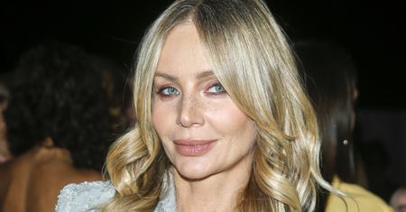 ZALOTNA Agnieszka Woźniak-Starak kusi "nogą do nieba" w srebrnej sukni (FOTO)