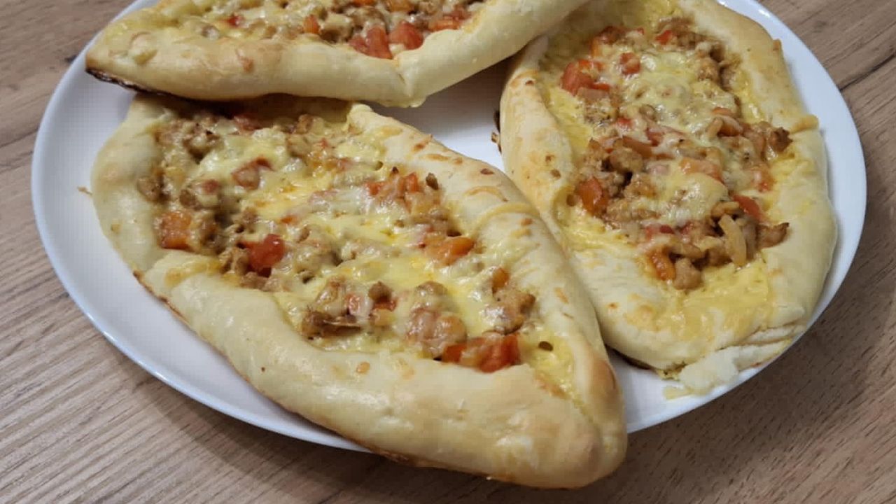 Zamiast pizzy robię turecki przysmak. Z mięsnym farszem smakuje jak marzenie