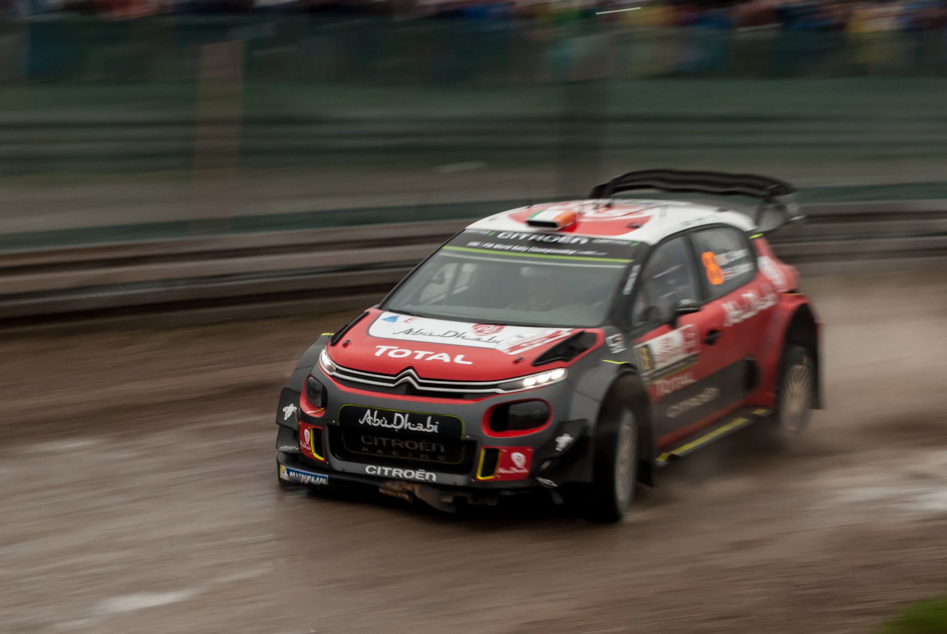 Citroen Mikkelsena był wyraźnie mniej nadsterowny od pozostałych - jechał na zupełnie innych ustawieniach rozdziału momentu obrotowego (48 przód : 52 tył) niż jego koledzy.