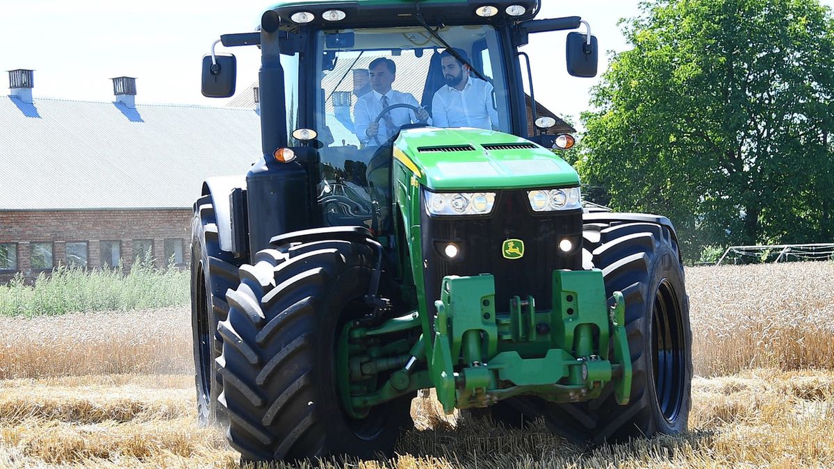 Minister sprawiedliwości i prokurator generalny pochwalił się zdjęciami za kierownicą traktora
