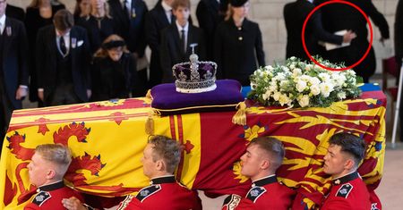 Niespodziewany incydent przy trumnie królowej. Interweniowali żałobnicy