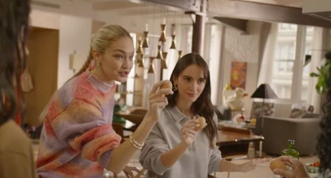 Coca-Cola w nowej kampanii z Gigi Hadid skupia się na relacjach międzyludzkich